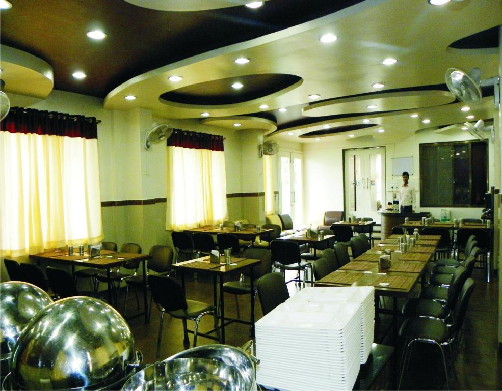 Hotel Shradha Saburi Palace Shirdi Exteriör bild